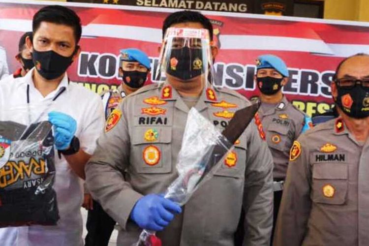 Kapolres Cianjur AKBP Mochamad Rifai (tengah) memerlihatkan golok yang dipakai tersangka LL (26), seorang anggota geng motor yang digunakan untuk membacok anggotanya, Briptu NA, personel Satuan Sabhara.