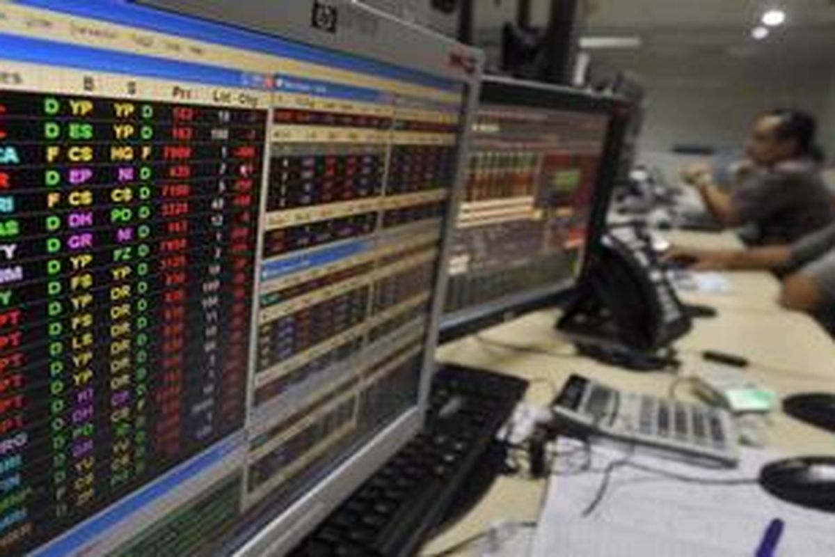Pialang mengamati pergerakan saham di layar monitor di Trimegah Sekuritas, Jakarta, Jumat (19/8/2011).