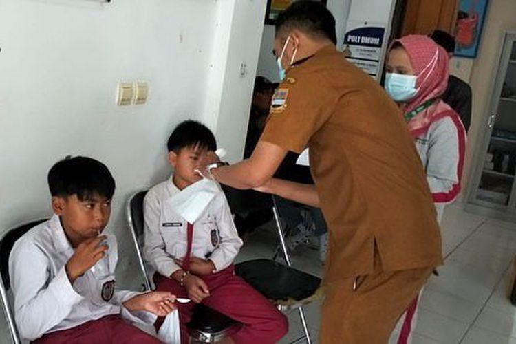 Sejumlah siswa SDN Bojong II, Desa Bojong, Kecamatan Rongga, Kabupaten Bandung Barat (KBB), Jawa Barat mengalami keracunan massal, Selasa (27/2/2024).