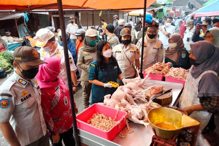 Petugas gabungan melakukan pemeriksaan daging yang dijual dijual di pasar Salatiga