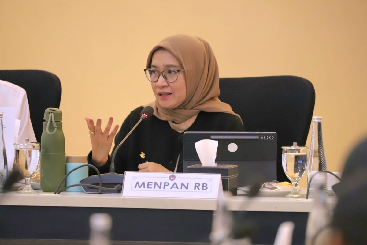 Menteri Pendayagunaan Aparatur Negara dan Reformasi Birokrasi (PANRB) Rini Widyantini dalam RTM Pembangunan Sekolah Terintegrasi di Kantor Kemenko PMK, Jakarta, Kamis (29/1/2026).
