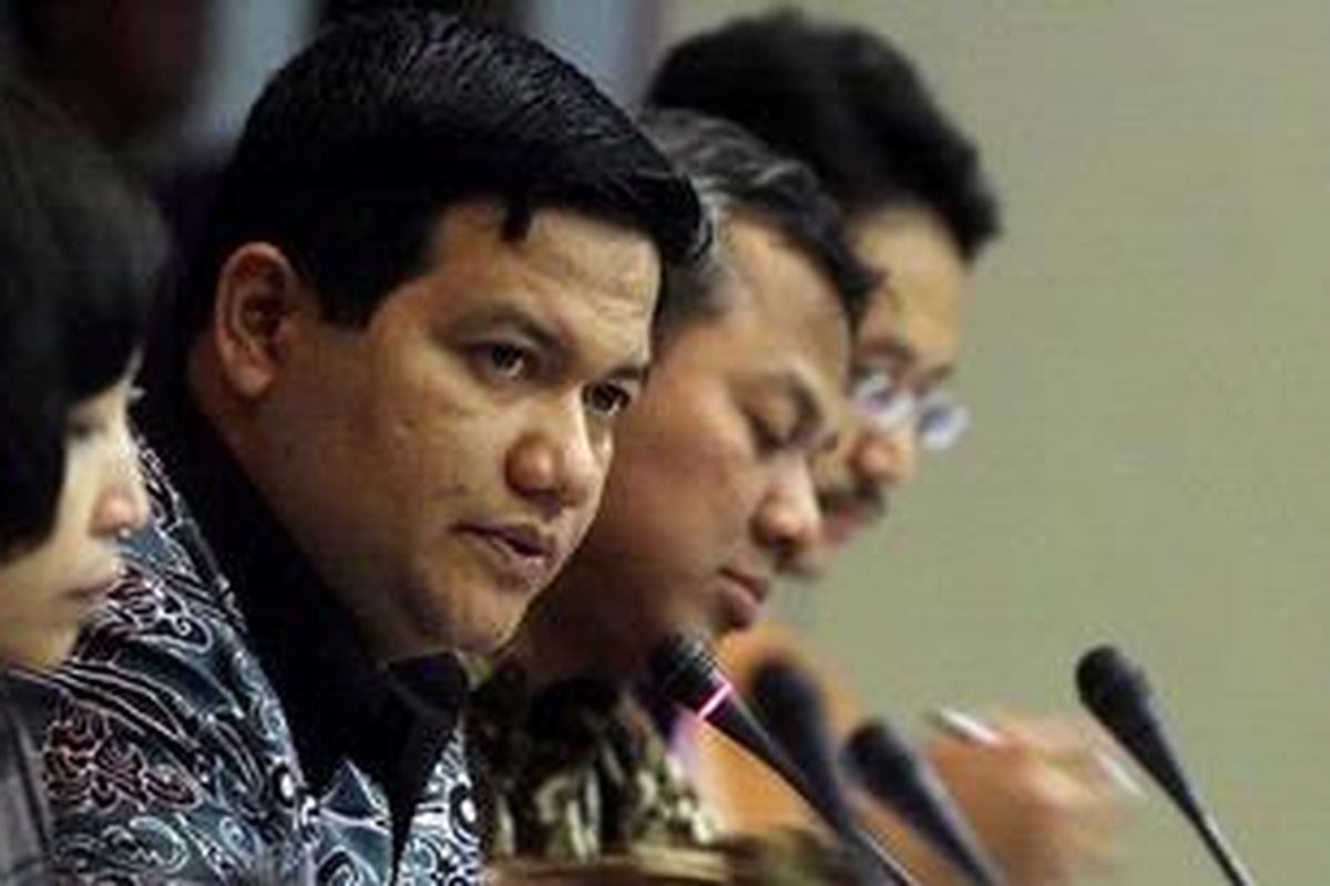 Ketua Umum Komisi Pemilihan Umum, Husni Kamil Malik (dua kiri) memimpin rapat pleno di Kantor KPU, Jakarta, Senin (7/1/213).