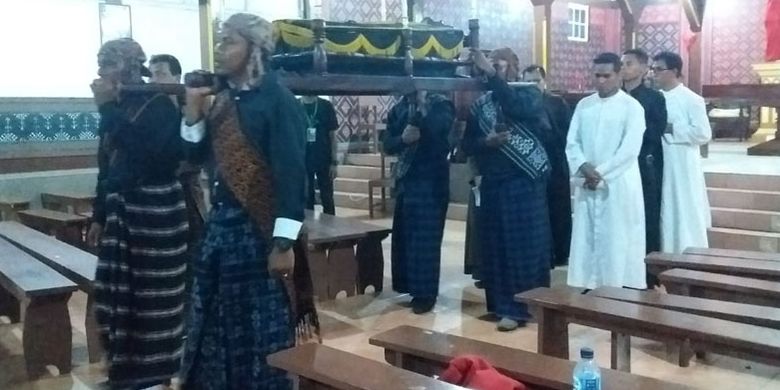 Para peziarah mengikuti prosesi Logu Senhor di Gereja Santo Ignatius Loyola (Gereja Tua Sikka), Kampung Sikka, Kecamatan Lela, Kabupaten Sikka, Nusa Tenggara Timur, Jumat (19/4/2019) malam.