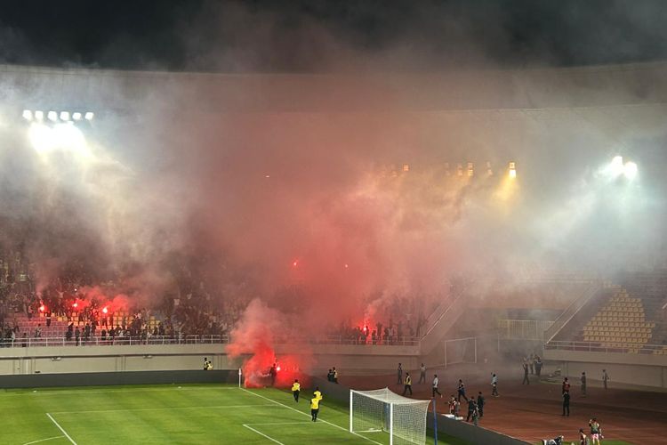 33 Suporter Persis Solo Diamankan Buntut Penyalaan Flare Saat Laga Lawan Dewa United