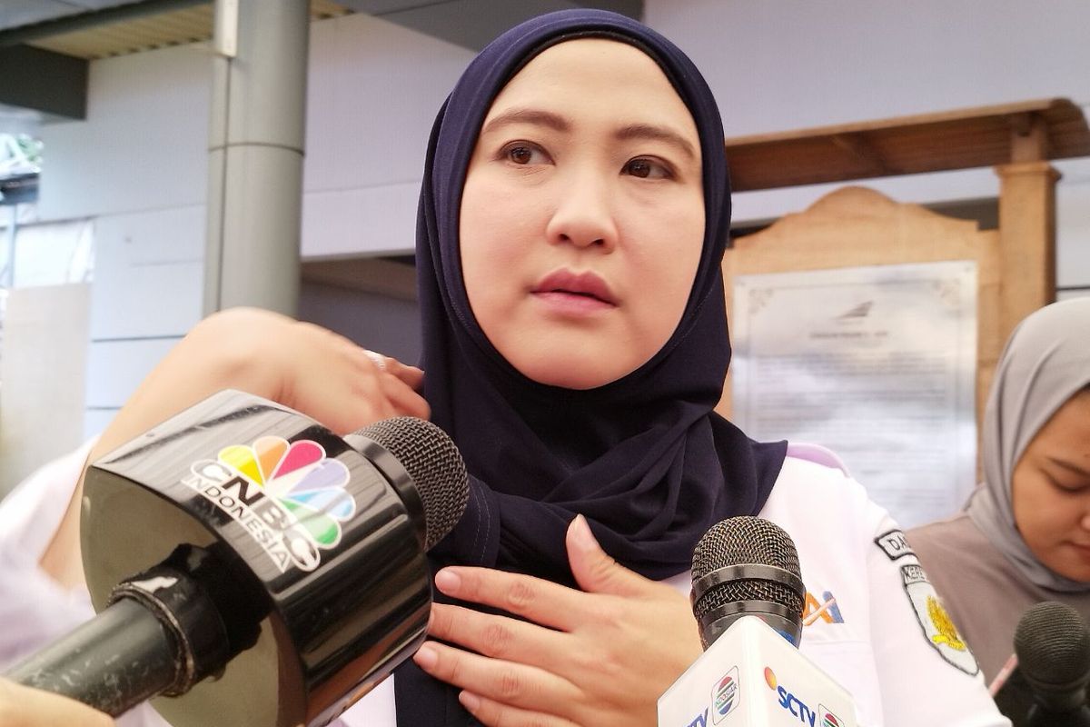 Kepala Humas PT KAI Daop 1 Jakarta Eva Chairunisa saat diwawancarai di Stasiun Pasar Senen, Jakarta Pusat, pada Rabu (26/4/2023). (KOMPAS.COM/XENA OLIVIA)