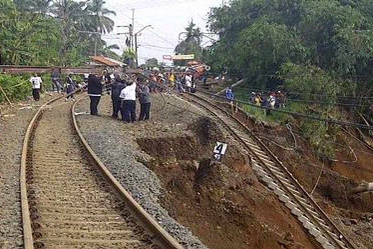 Kondisi jalur kereta rel listrik kilometer 45 antara Stasiun Cilebut dan Bojong Gede, Kabupaten Bogor, menjadi semakin parah, Kamis (22/11/2012).