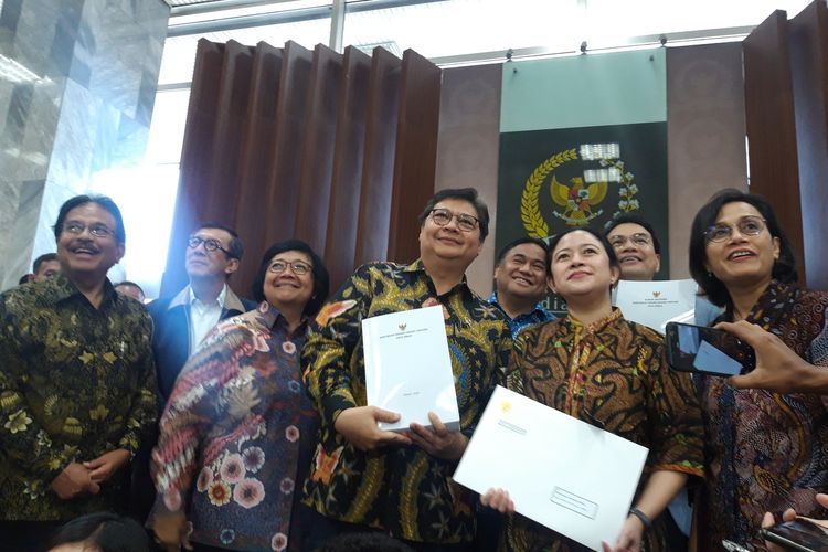 Penyerahan Draft RUU Omnibus Law Cipta Kerja oleh pemerintah ke DPR RI di Jakarta, Rabu (12/2/2020).