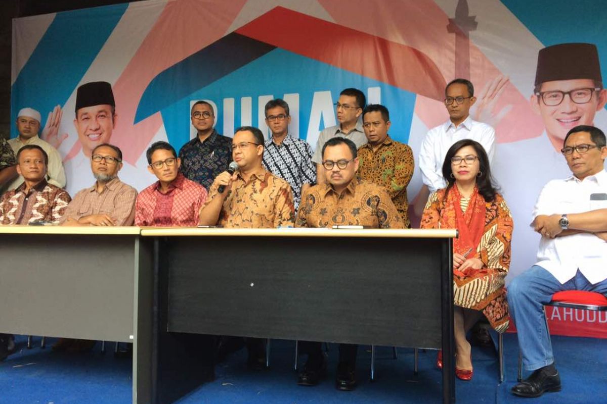 Tim sinkronisasi yang diketuai Sudirman Said menggelar konferensi pers perdana di Rumah Partisipasi yang menggunakan kediaman Boy Sadikin, Jalan Borobudur Nomor 2, Menteng, Jakarta Pusat, Senin (15/5/2017). Turut hadir Gubernur dan Wakil Gubernur terpilih DKI Jakarta Anies Baswedan dan Sandiaga Uno.