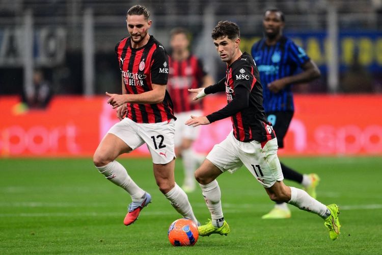 Christian Pulisic (kanan) mengontrol bola di sebelah Adrien Rabiot dalam pertandingan sepak bola Serie A Liga Italia antara Inter Milan vs AC Milan di Stadion San Siro di Milan, Italia utara, pada 23 November 2025. (Foto oleh Marco BERTORELLO / AFP)