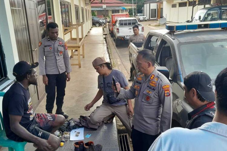 Foto Saat pelaku PN diamankan di depan ruang SPKT Polres Merauke *** Local Caption *** Foto Saat pelaku PN diamankan di depan ruang SPKT Polres Merauke