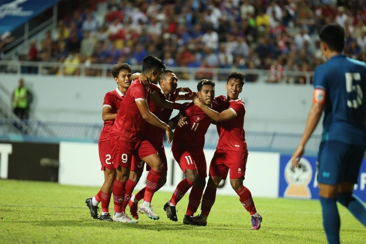 Timnas U23 Indonesia besutan Shin Tae-yong bersua tuan rumah Thailand pada semifinal Piala AFF U23 2023. Laga Indonesia vs Thailand tersebut digelar di Rayong Province Stadium, Rayong, pada Kamis (24/8/2023) malam WIB. Indonesia lolos ke final usai menang 3-1 dan akan melawan Vietnam pada Sabtu (26/8/2023). 
