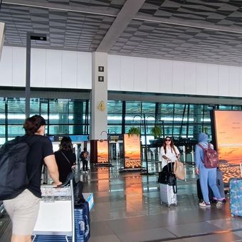 Situasi jelang Hari Raya Idul Fitri di Terminal 3 Bandara Soekarno Hatta, Tangerang, Banten, Selasa (18/4/2023).