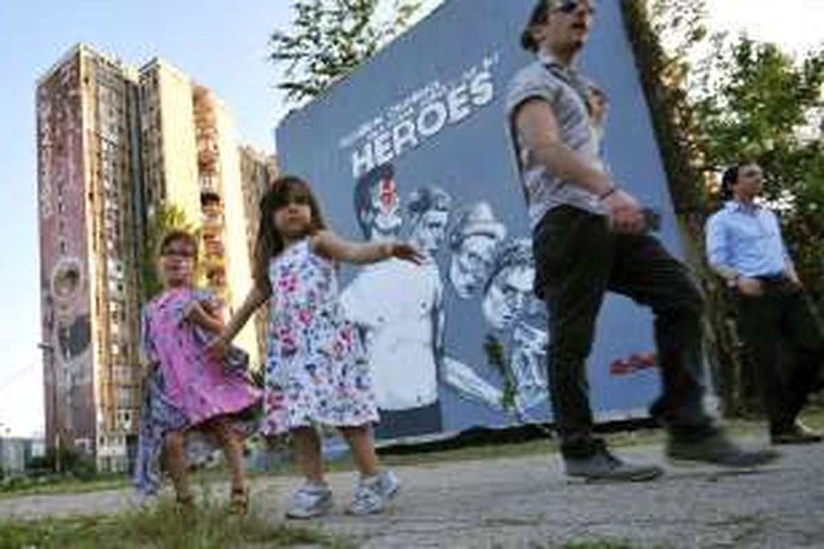 Lukisan dinding atau mural David Bowie di Sarajevo, Bosnia. yang diresmikan pada Sabtu (28/5/2016) waktu setempat.