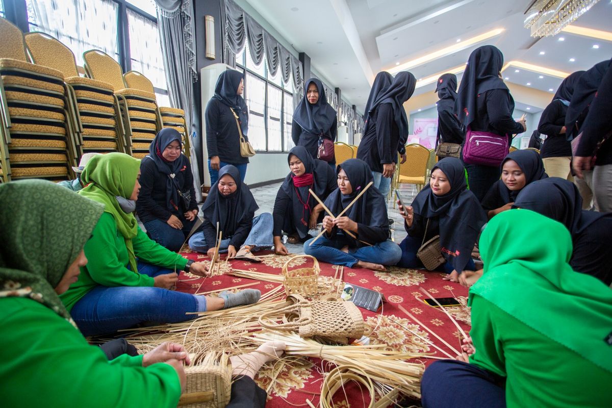 Foopak Greaseproof dan PT Kemenangan Andalan Kemasan memberdayakan ribuan ibu-ibu dalam memproduksi kantong kertas ramah lingkungan.