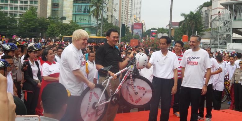 Wali Kota London Boris Johnson menyerahkan sepeda ke Gubernur DKI Jakarta Basuki Tjahaja Purnama disaksikan Presiden Joko Widodo, di Bundaran HI, Minggu (30/11/2014)