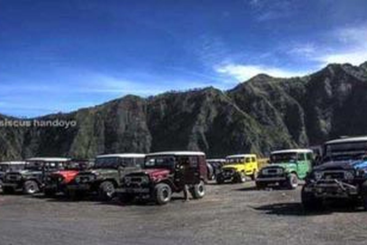 Sejumlah mobil hardtop yang sedang parkir di kaldera Bromo.