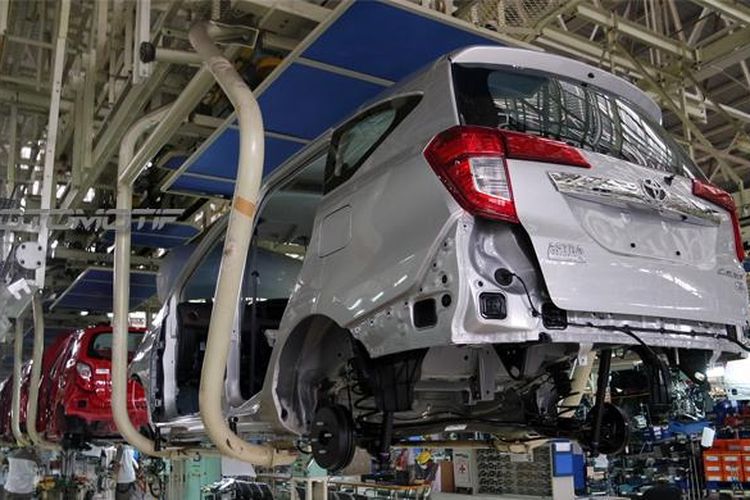 Deskripsi produksi mobil di pabrik Daihatsu.