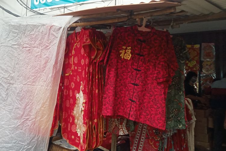 Busana Imlek cheongsam dan cipao yang dijual pedagang di trotoar Jalan Pancoran, Glodok, Jakarta Barat, Minggu (4/2/2024).