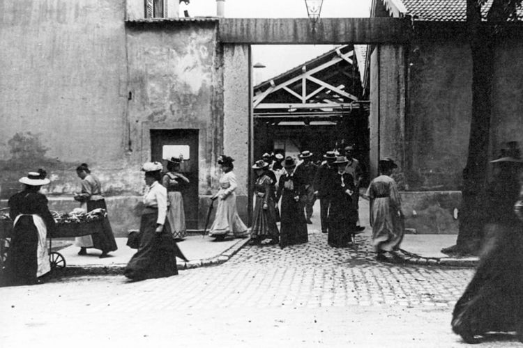 Situasi Pekerja Meninggalkan Pabrik Lumiere di Lyon yang terekam dalam Film dari Lumiere Bersaudara
