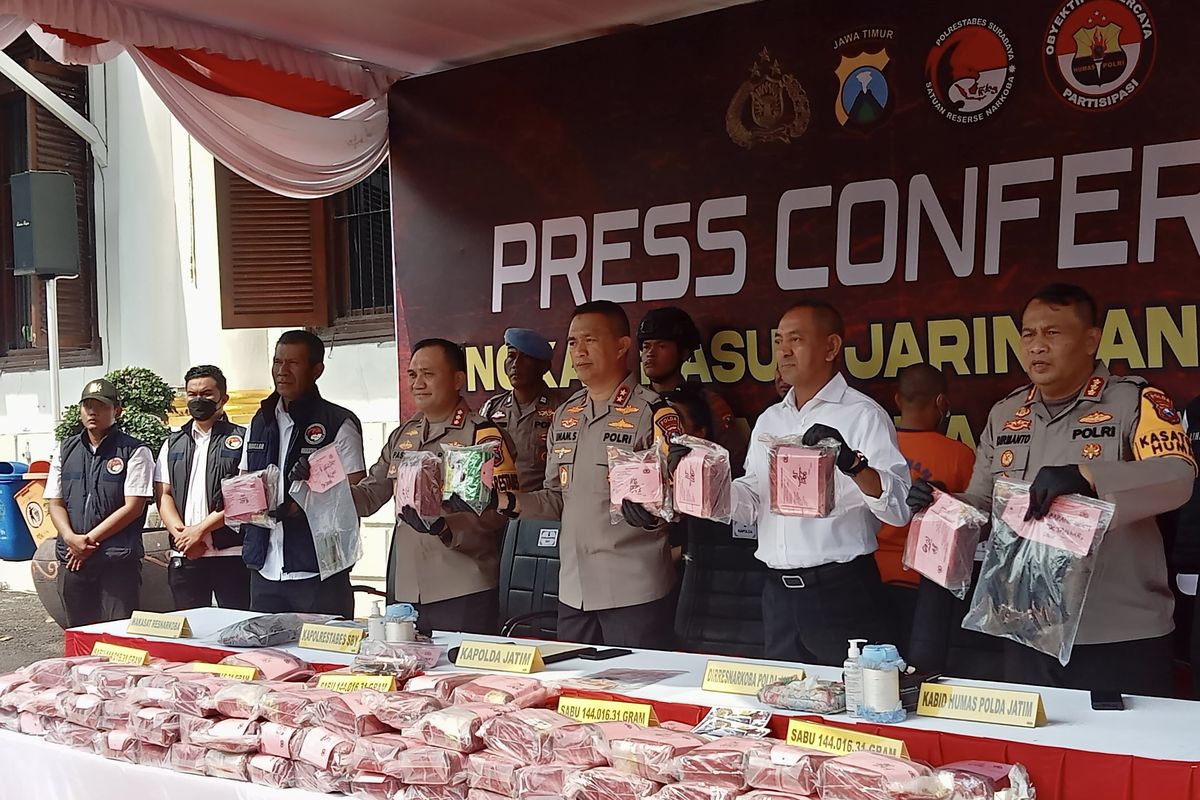 Barang bukti sabu milik pasangan suami istri asal Sumatera Utara di Mapolrestabes Surabaya, Rabu (20/12/2023).