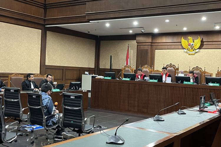 Account Director of Integrated Account Departement PT Huawei Tech Investment, Mukti Ali di ruang sidang Prof M Hatta Ali Pengadilan Tindak Pidana Korupsi (Tipikor) pada Pengadilan Negeri (PN) Jakarta Pusat, Kamis (27/7/2023). Majelis Hakim PN Tipikor Jakarta tidak menerima nota keberatan atau eksepsi yang diajukan Tim Penasihat Hukum Mukti Ali terhadap surat dakwaan Jaksa Penuntut Umum (JPU) pada Kejaksaan Agung (Kejagung) terkait perkara dugaan korupsi proyek penyediaan menara base transceiver station (BTS) 4G dan infrastuktur pendukung 1, 2, 3, 4, dan 5 yang dikelola Badan Aksesibilitas Telekomunikasi dan Informasi (Bakti) pada Kemenkominfo.