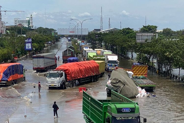 Kendaraan truk besar menerjang banjir di Jalan Raya Kaligawe Semarang, Jawa Tengah pada Sabtu (16/3/2024). 