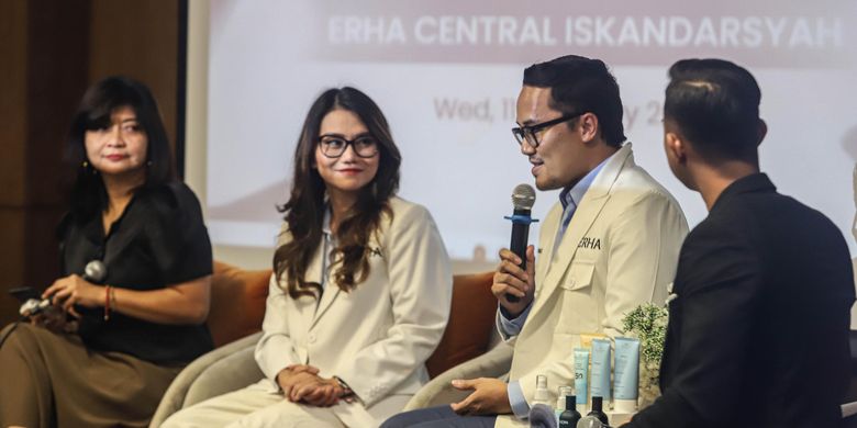 Talkshow perawatan kulit sensitif oleh dr. Panji Respati Satjamanggala, Sp.DVE, (memegang mic) di acara peluncuran inovasi terbaru ERHA Skincare di Jakarta (11/2/2026).
