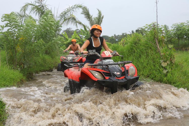 Serunya berpetualang melintasi sungai dengan ATV sambil menikmati suasana alam yang menyegarkan.