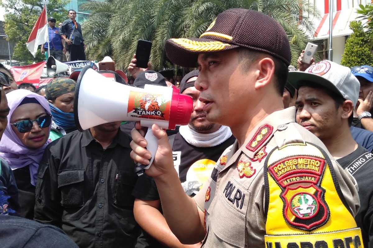 Kapolres Metro Jakarta Selatan, Komisaris Besar Indra Jafar di lokasi demo di Kantor Gojek, Jalan Iskandarsyah, Melawai, Jakarta Selatan, Senin (5/8/2019)