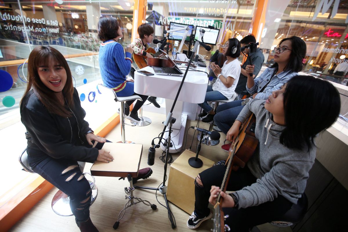 Personil band Shima saat acara Selebriti Beraksi (Selebrasi) di Mal Kota Kasablanka, Jakarta, Selasa (26/9/2017). Mereka tengah mempromosikan lagu singel berjudul Berteman Saja. KOMPAS IMAGES/KRISTIANTO PURNOMO