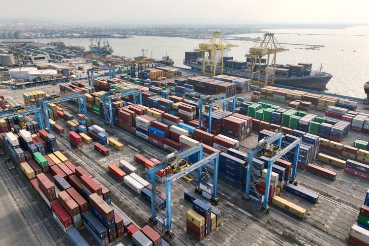 Pelabuhan terkenal di Surabaya apa saja? Jawabannya adalah Tanjung Perak. Kemudian nama pelabuhan di Surabaya lainnya yakni Pelabuhan Ujung.