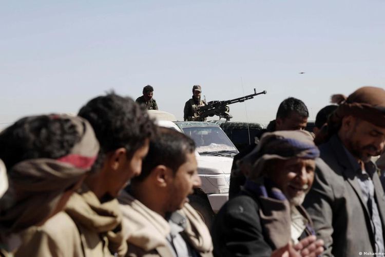 Sejumlah anggota dari berbagai suku yang ada di Sana'a, Yaman, terlihat menggelar aksi protes anti Amerika Serikat, Minggu (14/1/2024).