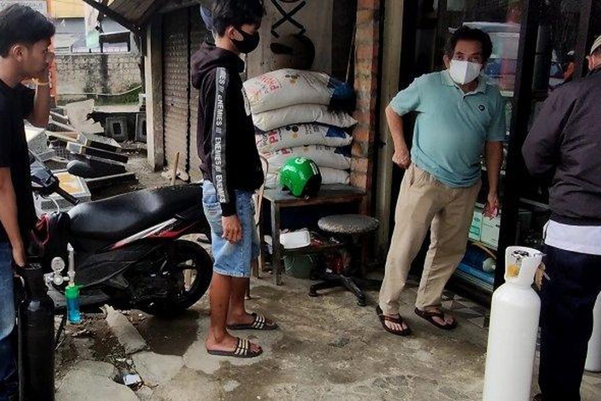 Warga antre isi ulang oksigen di Toko Restu Gas Sawangan Medical Oxygen di Jalan Raya Sawangan, Kota Depok, Kamis (1/7/2021).  