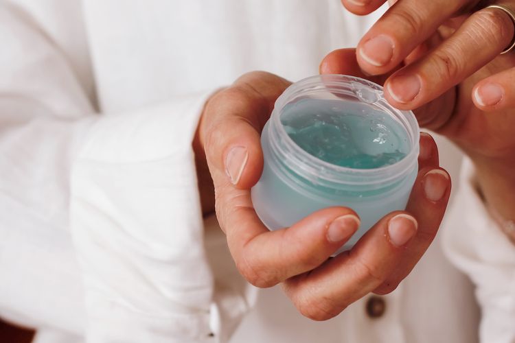 Ilustrasi kosmetik. BPOM mengungkap 26 kosmetik berbahaya yang masih beredar hingga akhir 2025, dengan kandungan zat terlarang yang berisiko merusak kulit dan kesehatan jangka panjang.