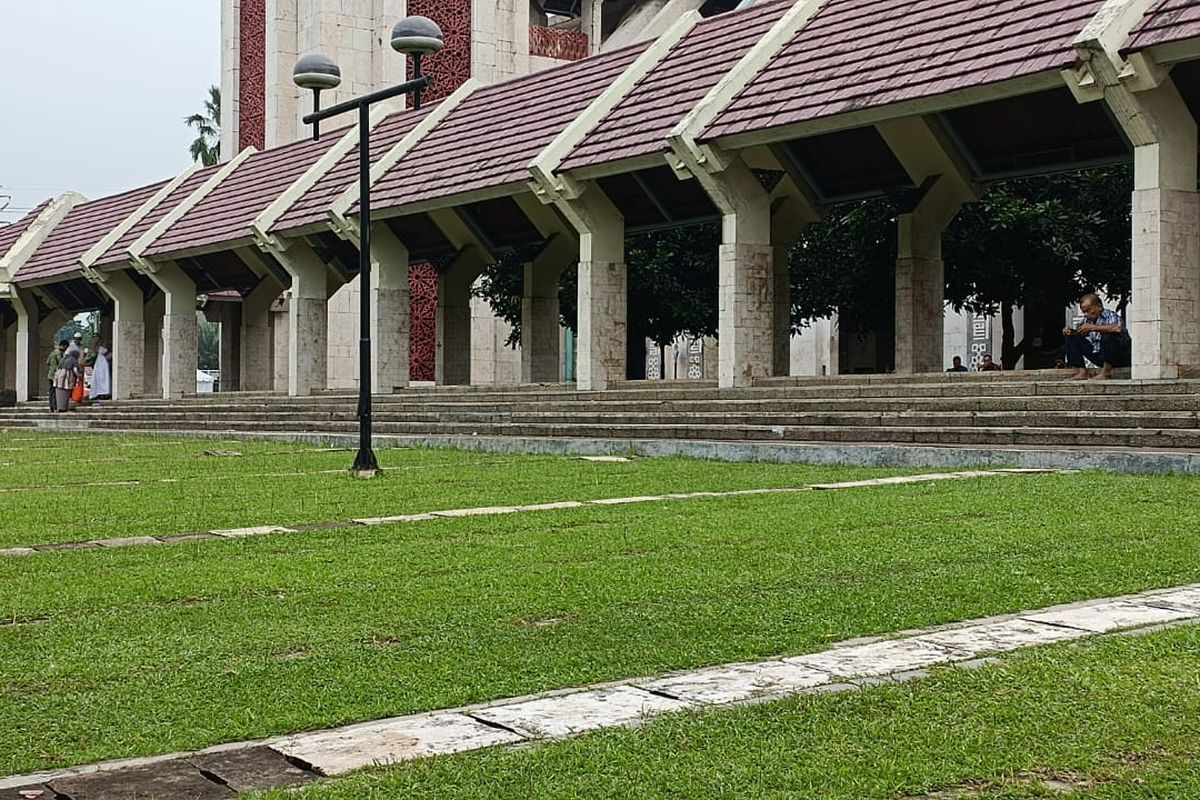 Area taman di Masjid Agung At-Tien yang terletak di Jalan Taman Mini, Kelurahan Pinang Ranti, Kecamatan Makasar, Jakarta Timur. Masjid yang menjadi lokasi acara reuni 212 kini telah sepi setelah pada Jumat (2/12/2022) sempat dikunjungi massa yang hadir dalam acara reuni 212.