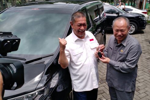 Deddy Mizwar Angkat Koper dari Rumah Dinas Wakil Gubernur Jawa Barat