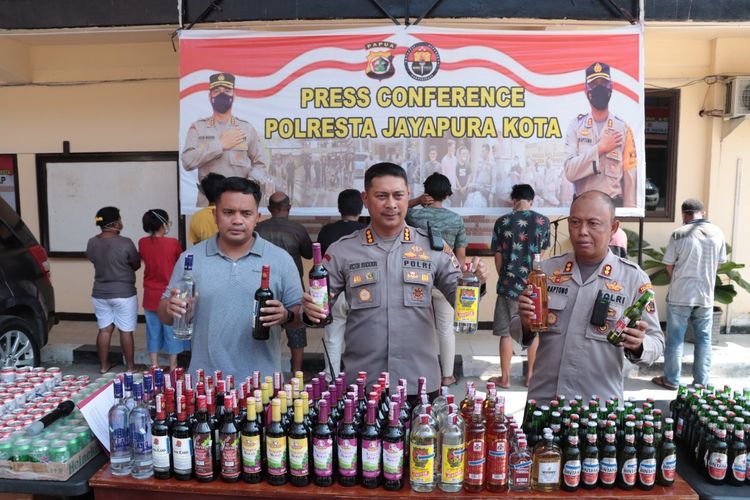 Kapolresta Jayapura Kota Kombes Victor Mackbon menunjukkan ratusan botol Minol ilegal yang berhasil diamankan dari sembilan penjual ilegal, Jayapura, Papua, Kamis (1/9/2022)