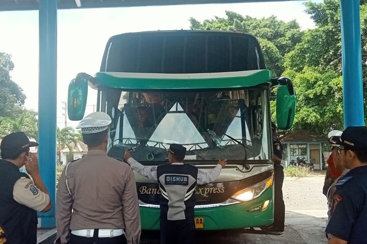 Petugas saat mencegat bus yang hendak dijaring untuk melakukan ramp check, Selasa (6/5/2025).