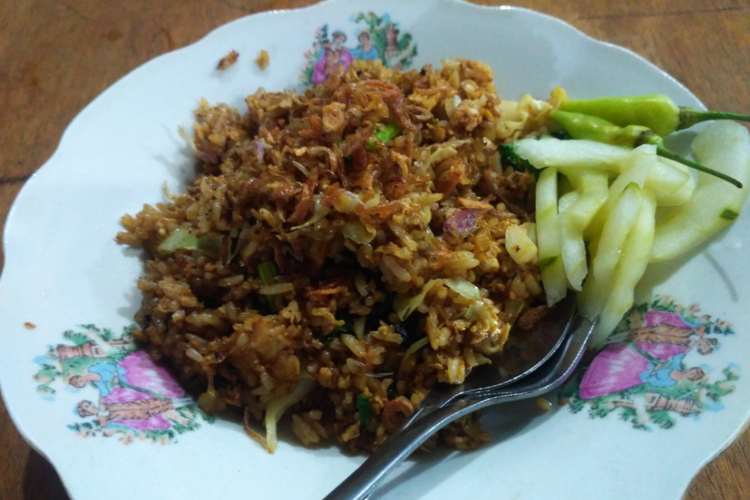 Nasi goreng yang dimasak menggunakan anglo.