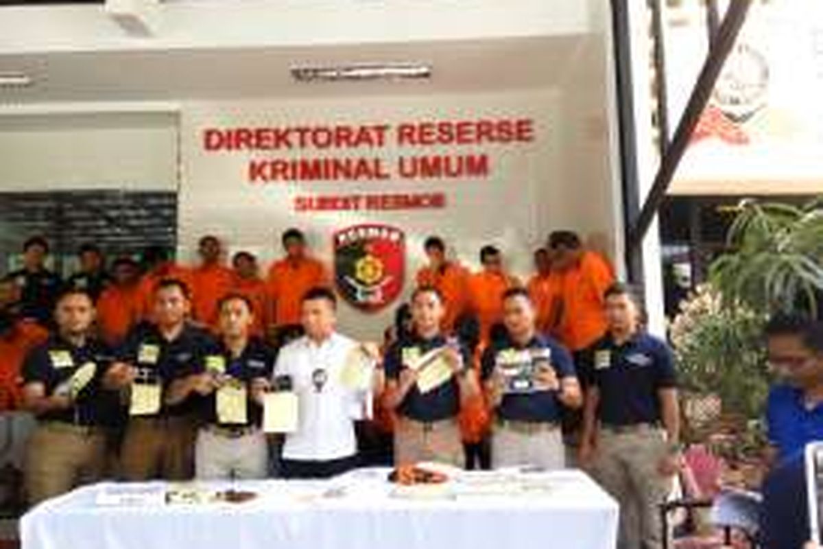 Tim Subdit Resmob Direktorat Reserse Kriminal Umum Polda Metro Jaya saat melakukan rilis pengungkapan kasus pencurian dan pemerasan di Mapolda Metro Jaya pada Senin (11/4/2016).