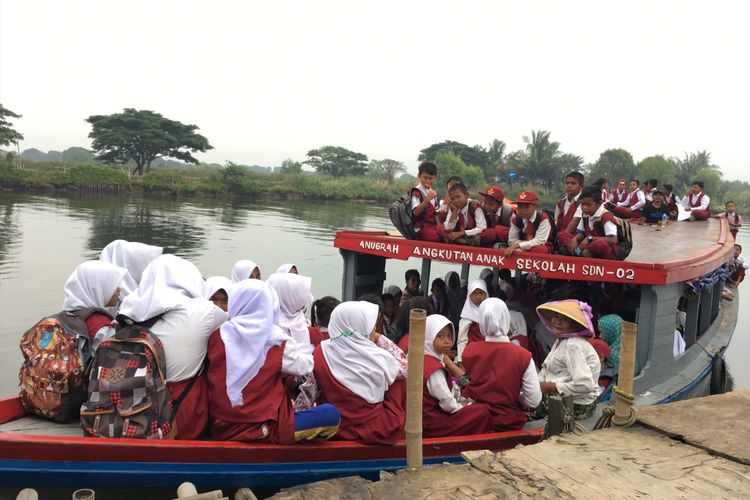 Perahu Anugrah khusus digunakan antar jemput anak sekolah SDN 02 Pantai Bahagia, di Kecamatan Muara Gembong, Kabupaten Bekasi, Rabu (23/8/2017).