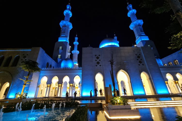 Pintu Masuk Masjid Raya Sheikh Zayed di Kota Solo.