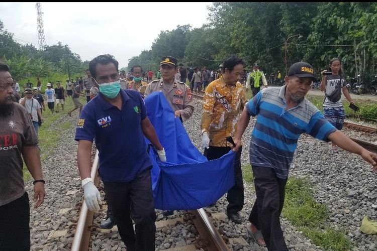 Tak mendengar teriakan warga saat motor yang digunakan mogok di tengah rel jalur ganda Jakarta - Surabaya, seorang pedagang botok tewas tersambar kereta. Korban terseret 500 meter sementara motor korban terseret hingga 1 kilometer.