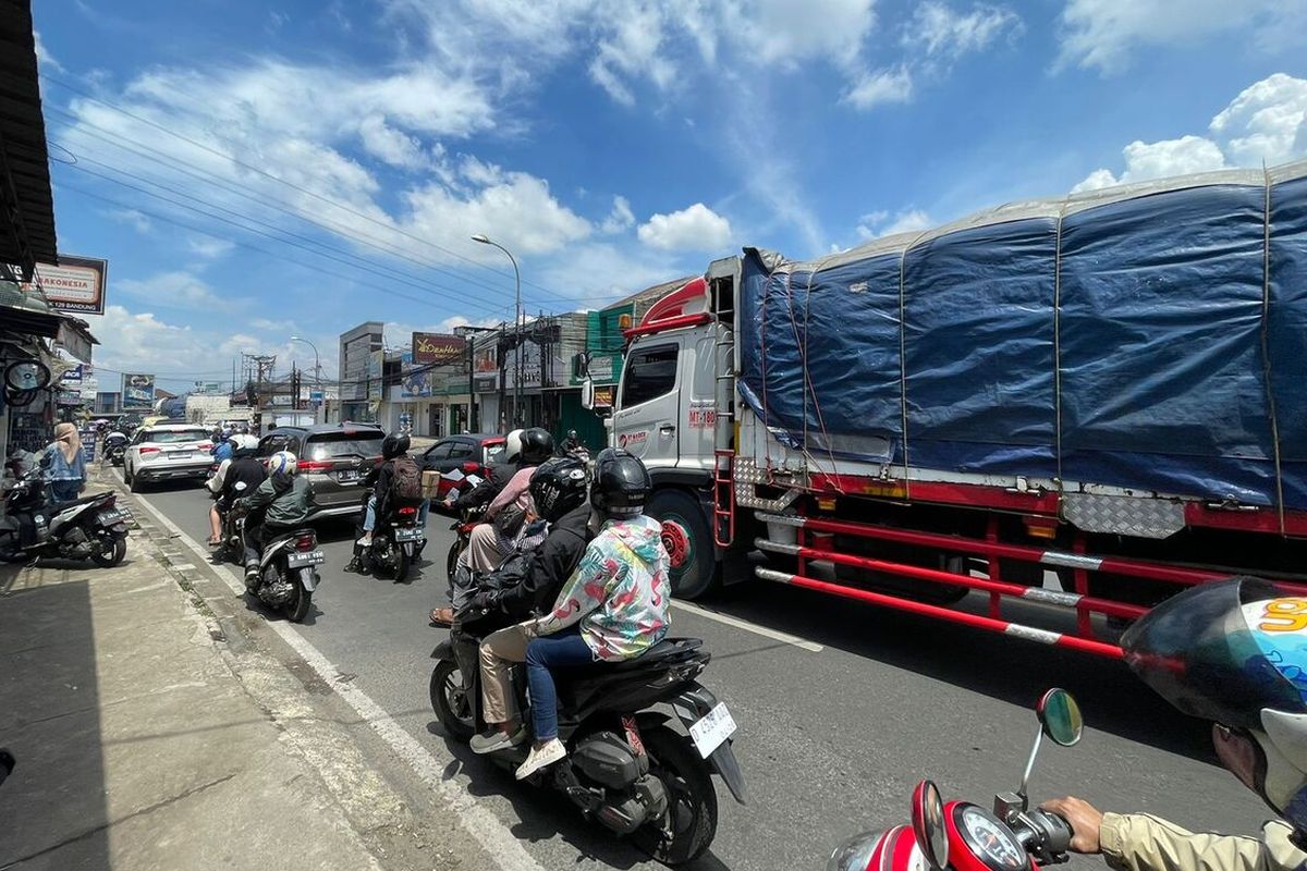 Truk sumbu tiga dan beberapa angkutan barang lainnya memadati arus lalu lintas di wilayah Cinunuk, Kabupaten Bandung, Jawa Barat pada Minggu (16/4/2023). Pemerintah akan melakukan pembatasan angkutan barang selama periode mudik Lebaran 2024.