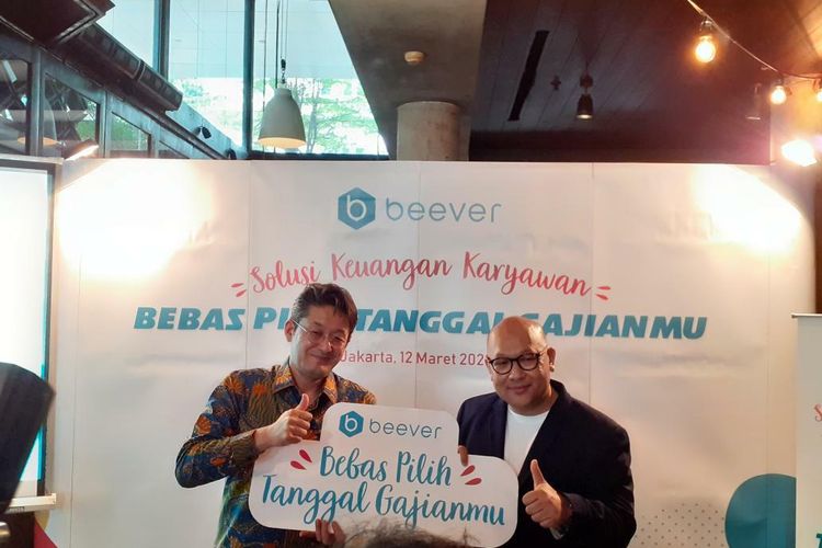 Founder dan CEO Asia Impact Development Co., Ltd (AID) Hitoshi Sugamoto memperkenalkan teknologi Beever, yang memungkinkan karyawan menarik gaji di muka, di Jakarta, Kamis (12/3/2020).