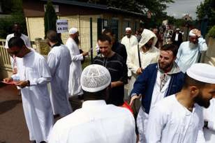 Jemaah shalat Jumat berjalan keluar Masjid Yahya di Saint-Etienne-du-Rouvray, Normandy, Perancis, Jumat (29/7/2016).