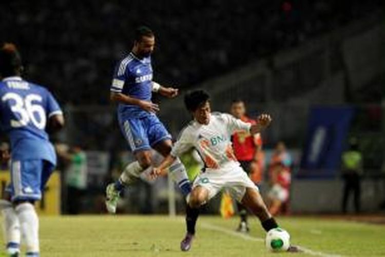 Pemain Indonesia All Star, Bayu Gatra berusaha mempertahankan bola saat dibayangi pemain Chelsea FC Ashley Cole dalam laga persahabatan di Stadion Utama Gelora Bung Karno, Senayan, Jakarta, Kamis (25/7/2013). Chelsea menang 8-1.