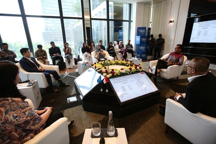 Suasana diskusi terbatas CEO Connect yang merupakan rangkaian dari Kompas 100 CEO Forum Powered by PLN di Jakarta, Rabu (13/11/2024). Diskusi dengan tema: Mewujudkan Pertumbuhan Ekonomi 8 persen, Kolaborasi Strategis Dalam Pembangunan Infrastruktur Hijau, Digitalisasi, dan Pengembangan SDM. Hadir sebagai pembicara: ekonom senior Institute For Development of Economics and Finance (INDEF) Drajad Wibowo (kanan), partner East Ventures Melisa Irene (kiri), partner Skystar Capital Edward Gunawan (dua kiri), serta Executive Vice President Pengembangan Produk Niaga PT PLN (Persero) Ririn Rachmawardini (tengah). 

KOMPAS/PRIYOMBODO (PRI)
13-11-2024