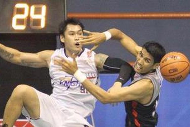 Ilustrasi: Pemain Nuvo CLS Knights Surabaya, Agustinus Indrajaya (kiri), berebut bola dengan pemain Dell Aspac Jakarta, Muhammad Thoyib dalam laga Liga Basket Nasional di Hal Basket Senayan, Jakarta, Jumat (11/2/2011). Dell Aspac Jakarta menang 60-53. 