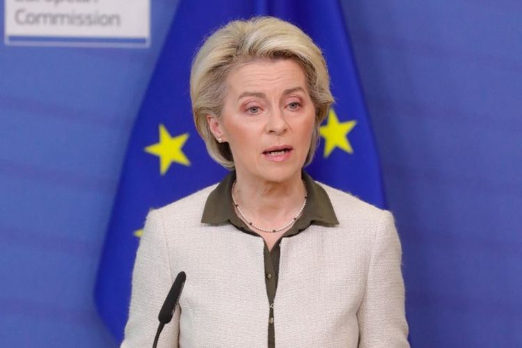 Presiden Komisi Eropa Ursula von der Leyen dalam konferensi pers bersama para menteri luar negeri negara-negara Uni Eropa saat menjatuhkan sanksi terhadap Rusia atas invasi ke Ukraina, di Brussels, Minggu (27/2/2022).